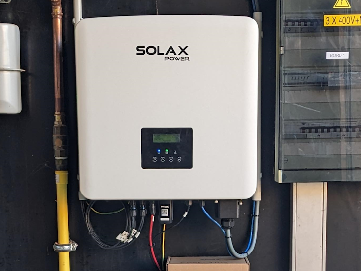 Omvormer 5kW en thuisbatterij 5,8kWh van het merk Solax