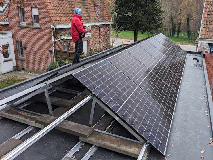 Zonnepaneel-installatie in oost-west opstelling, op plat dak